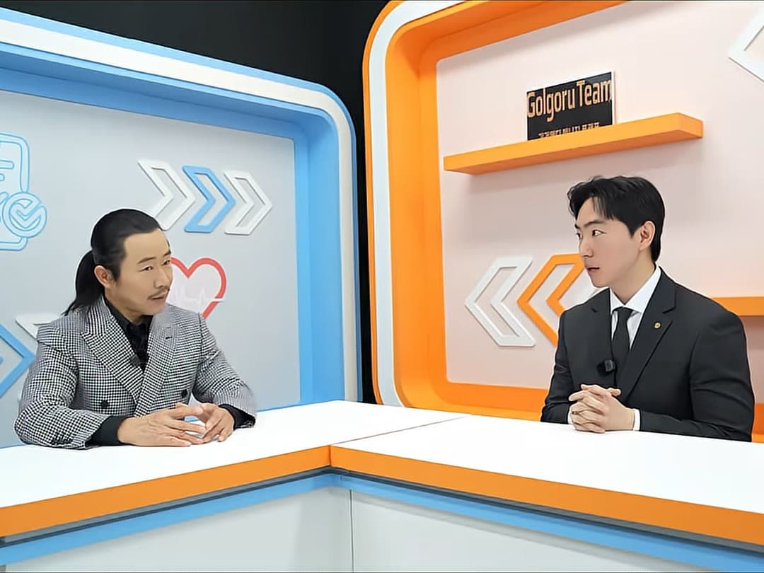 방송 스튜디오에서 MC와 이야기하는 김 훈 세무사
