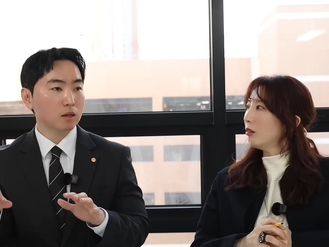 인터뷰에서 MC에게 설명하는 김 훈 세무사